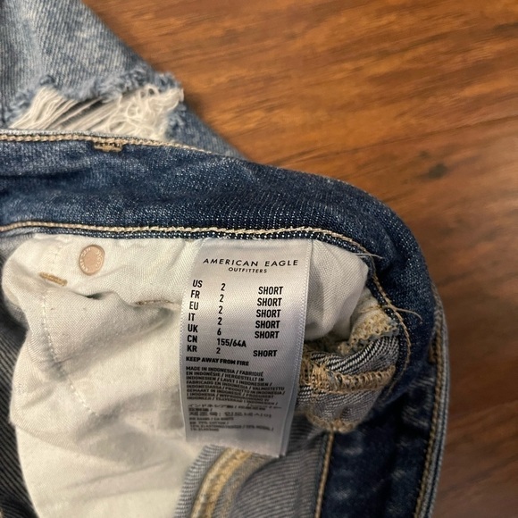 American Eagle Distressed Mom Jeans Size 2 Short - Picture 5 of 5